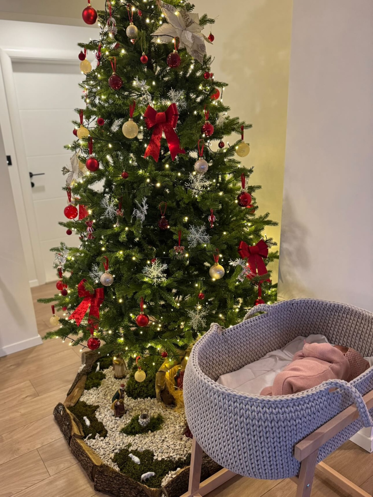 Heklana košara za bebe uz bor